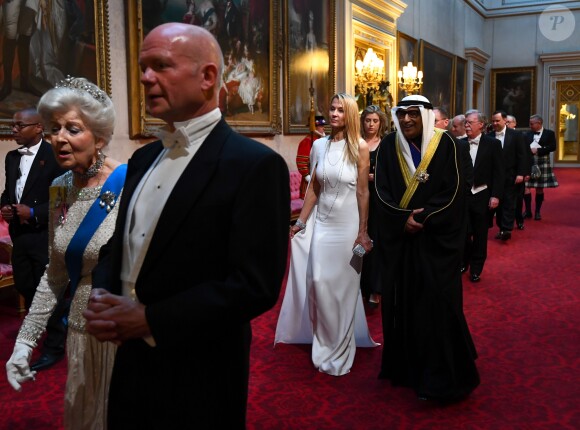 La princesse Alexandra, Lord William Hague, suivis de Suzanne Ircha et l'ambassadeur du Koweït au palais de Buckingham le 3 juin 2019 pour le dîner de gala donné par la reine Elizabeth II en l'honneur de la visite officielle du président américain Donald Trump et son épouse Melania.
