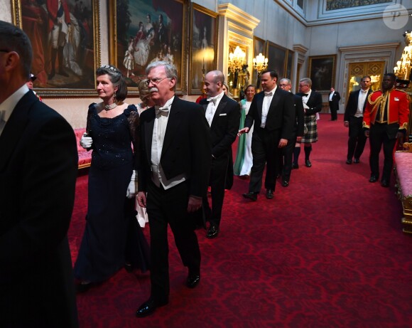 La vicomtesse Brookeborough et John R. Bolton au palais de Buckingham le 3 juin 2019 pour le dîner de gala donné par la reine Elizabeth II en l'honneur de la visite officielle du président américain Donald Trump et son épouse Melania.