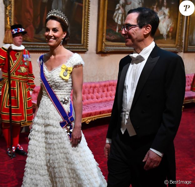 Kate Middleton, duchesse de Cambridge, en Alexander McQueen, arrivant avec le secrétaire d'Etat au Trésor américain Stephen Mnuchin au dîner de gala donné le 3 juin 2019 au palais de Buckingham par la reine Elizabeth II en l'honneur de la visite officielle du président américain Donald Trump et son épouse Melania Trump.