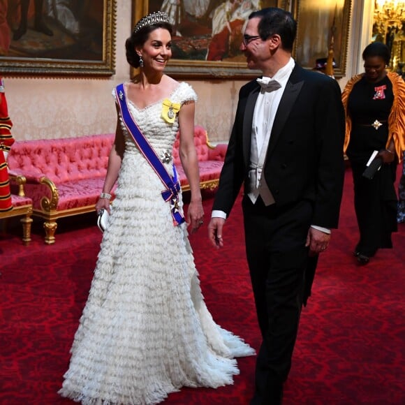 Kate Middleton, duchesse de Cambridge, en Alexander McQueen, arrivant avec le secrétaire d'Etat au Trésor américain Stephen Mnuchin au dîner de gala donné le 3 juin 2019 au palais de Buckingham par la reine Elizabeth II en l'honneur de la visite officielle du président américain Donald Trump et son épouse Melania Trump.