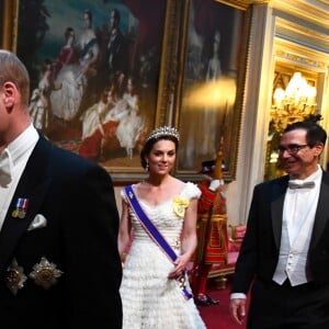 Le prince William et Theresa May, suivis de Kate Middleton, duchesse de Cambridge, en Alexander McQueen, et le secrétaire d'Etat au Trésor américain Stephen Mnuchin, arrivant au dîner de gala donné le 3 juin 2019 au palais de Buckingham par la reine Elizabeth II en l'honneur de la visite officielle du président américain Donald Trump et son épouse Melania Trump.