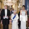 La reine Elizabeth II, le président américain Donald Trump et son épouse Melania arrivant dans la salle de bal du palais de Buckingham le 3 juin 2019 pour le dîner de gala donné par la monarque en l'honneur de la visite officielle du couple présidentiel.