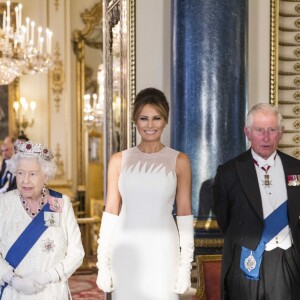 La reine Elizabeth II, le président américain Donald Trump et son épouse Melania (robe Dior) ainsi que le prince Charles et la duchesse Camilla posant au palais de Buckingham le 3 juin 2019 avant le dîner de gala donné par la monarque en l'honneur de la visite officielle du couple présidentiel.