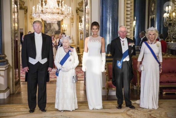 La reine Elizabeth II, le président américain Donald Trump et son épouse Melania (robe Dior) ainsi que le prince Charles et la duchesse Camilla posant au palais de Buckingham le 3 juin 2019 avant le dîner de gala donné par la monarque en l'honneur de la visite officielle du couple présidentiel.