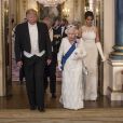 La reine Elizabeth II, le président américain Donald Trump et son épouse Melania arrivant dans la salle de bal du palais de Buckingham le 3 juin 2019 pour le dîner de gala donné par la monarque en l'honneur de la visite officielle du couple présidentiel.