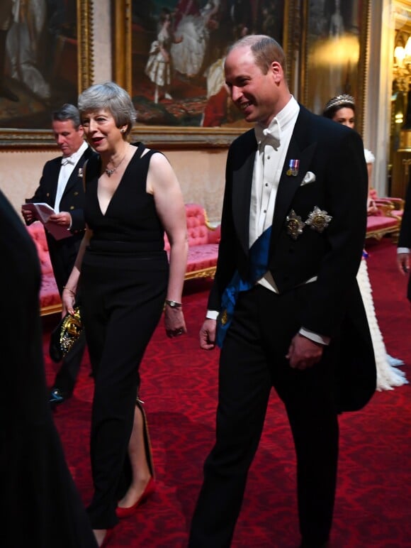 Theresa May et le prince William au palais de Buckingham le 3 juin 2019 pour le dîner de gala donné par la reine Elizabeth II en l'honneur de la visite officielle du président américain Donald Trump et son épouse Melania.