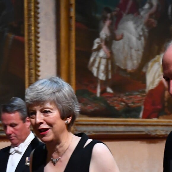 Theresa May et le prince William au palais de Buckingham le 3 juin 2019 pour le dîner de gala donné par la reine Elizabeth II en l'honneur de la visite officielle du président américain Donald Trump et son épouse Melania.