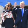 Melania et Donald Trump sortent d'Air Force One, lors de leur arrivée à l'aéroport de Stansted dans l'Essex, le 3 juin 2019. 