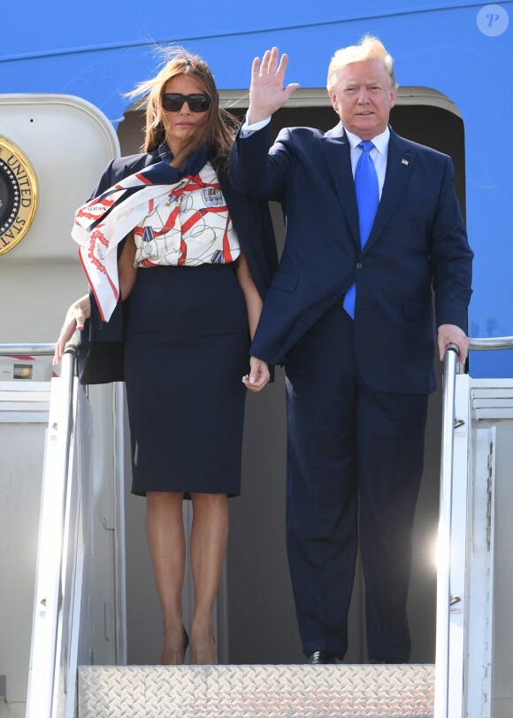 Melania et Donald Trump sortent d'Air Force One, lors de leur arrivée à l'aéroport de Stansted dans l'Essex, le 3 juin 2019. 