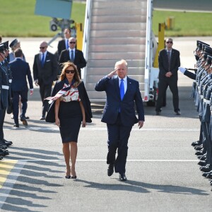 Melania et Donald Trump sortent d'Air Force One, lors de leur arrivée à l'aéroport de Stansted dans l'Essex, le 3 juin 2019. 