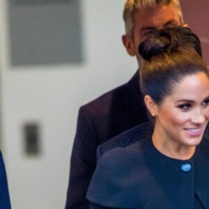 Meghan Markle, en Givenchy, sort de l'université de Londres après un échange avec les étudiants membres de l'association des universités du Commonwealth le 31 janvier 2019.