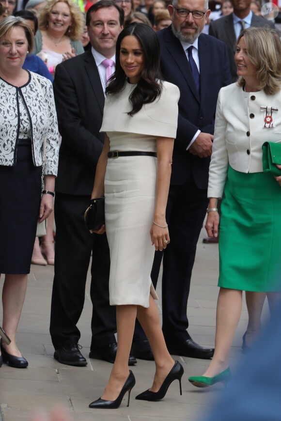 Meghan Markle, duchesse de Sussex (en Givenchy), effectue son premier déplacement officiel avec la reine d'Angleterre, lors de leur visite à Chester. Le 14 juin 2018