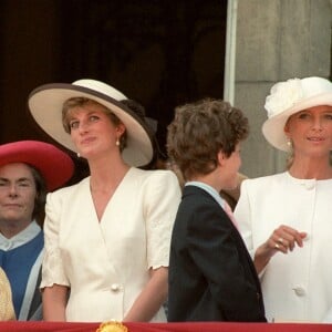 Diana, adepte des tenues blanches cintrées et des chapeaux à bord large, au balcon de Buckingham en 1992.