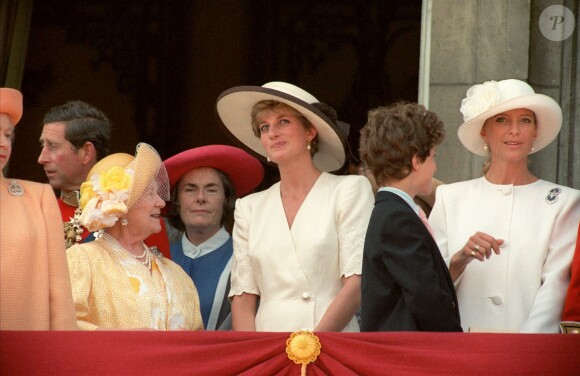 Diana, adepte des tenues blanches cintrées et des chapeaux à bord large, au balcon de Buckingham en 1992.