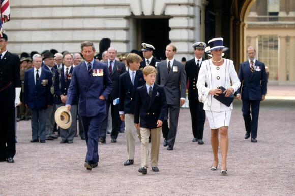 Diana avec le prince Charles et leurs enfants à Londres en 1995.