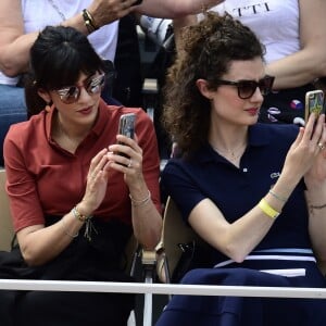 Nolwenn Leroy et sa soeur Kay Leroy Le Magueresse dans les tribunes lors des internationaux de tennis de Roland Garros à Paris, France, le 4 juin 2019. © Jean-Baptiste Autissier/Panoramic/Bestimage