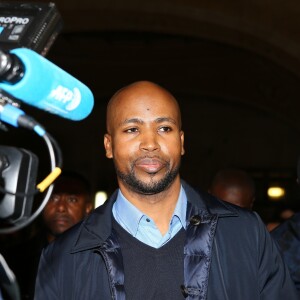 Le rappeur Rohff quitte le tribunal après l'annonce du verdict : 5 ans de prison pour violences dans une boutique de son rival Booba le 27 octobre 2017.