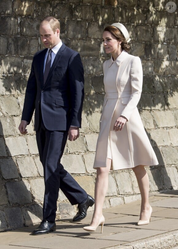 Catherine Kate Middleton, la duchesse de Cambridge et son mari le prince William, duc de Cambridge assistent à la messe de Pâques à la chapelle Saint-Georges de Windsor, le 16 avril 2017.