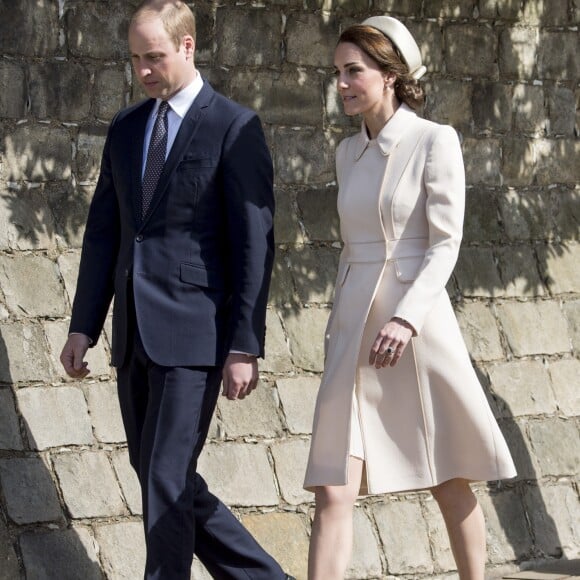 Catherine Kate Middleton, la duchesse de Cambridge et son mari le prince William, duc de Cambridge assistent à la messe de Pâques à la chapelle Saint-Georges de Windsor, le 16 avril 2017.