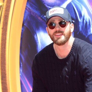 Chris Evans - Toute l'équipe de Marvel Studios Avengers: Endgame laissent leurs empreintes sur le ciment lors d'une cérémonie au Chinese Theatre à Hollywood, Los Angeles, le 23 avril 2019