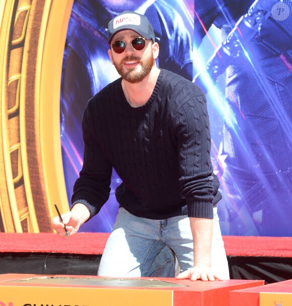 Chris Evans - Toute l'équipe de Marvel Studios Avengers: Endgame laissent leurs empreintes sur le ciment lors d'une cérémonie au Chinese Theatre à Hollywood, Los Angeles, le 23 avril 2019