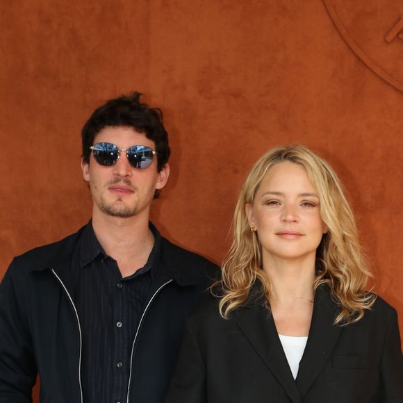 Virginie Efira et son compagnon Niel Schneider - Célébrités dans le village des internationaux de France de tennis de Roland Garros à Paris, France, le 7 juin 2019. ©Jacovides-Moreau / Bestimage  French Tennis Open at Roland Garros in Paris, France, on June 7th, 2019.08/06/2019 - Paris