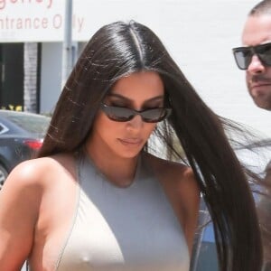 Kim Kardashian et sa soeur Khloé Kardashian sont allées déjeuner au restaurant Emilio dans le quartier de Encino à Los Angeles, le 7 juin 2019.