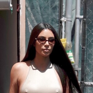 Kim Kardashian quitte le restaurant Emilio dans le quartier de Encino à Los Angeles, le 7 juin 2019.