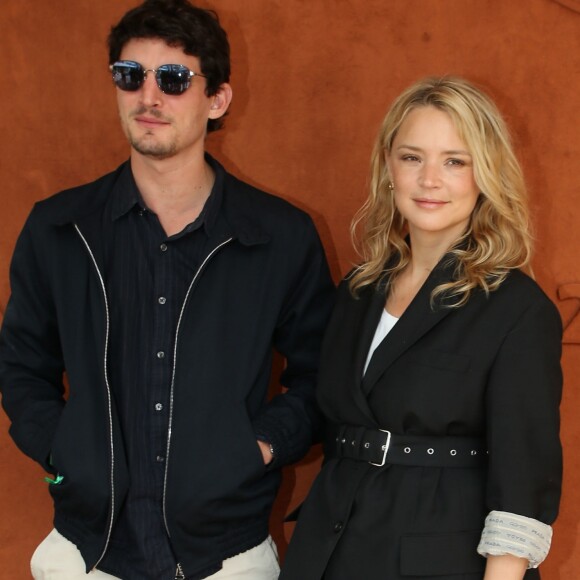 Virginie Efira et son compagnon Niel Schneider - Célébrités dans le village des internationaux de France de tennis de Roland Garros à Paris, France, le 7 juin 2019. ©Jacovides-Moreau