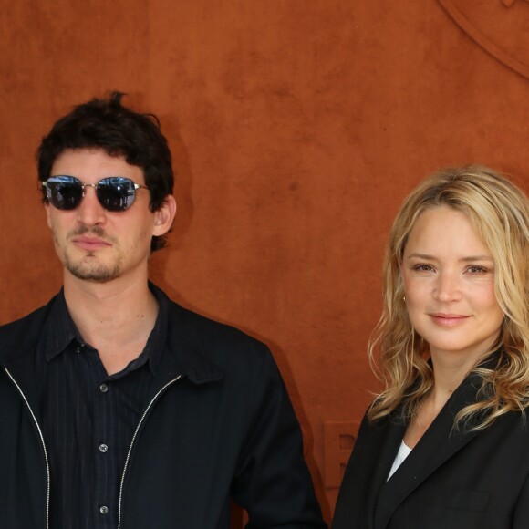 Virginie Efira et son compagnon Niel Schneider - Célébrités dans le village des internationaux de France de tennis de Roland Garros à Paris, France, le 7 juin 2019. ©Jacovides-Moreau