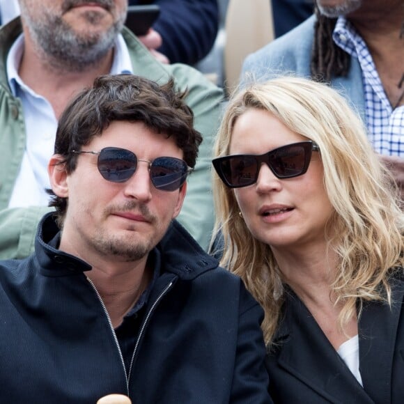 Virginie Efira et Niels Schneider en couple à Roland-Garros le 8 juin 2019. ©Jacovides/Moreau/Bestimage