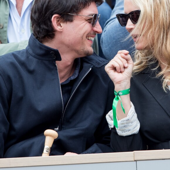 Virginie Efira et Niels Schneider en couple à Roland-Garros le 8 juin 2019. ©Jacovides/Moreau/Bestimage
