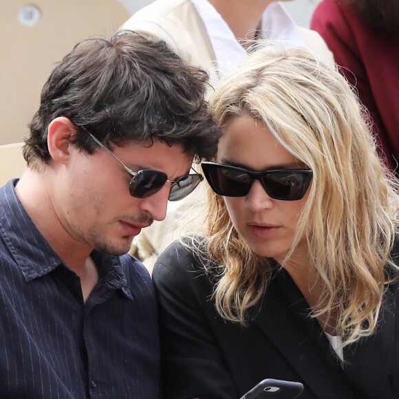 Virginie Efira et Niels Schneider en couple à Roland-Garros le 8 juin 2019. ©Jacovides/Moreau/Bestimage