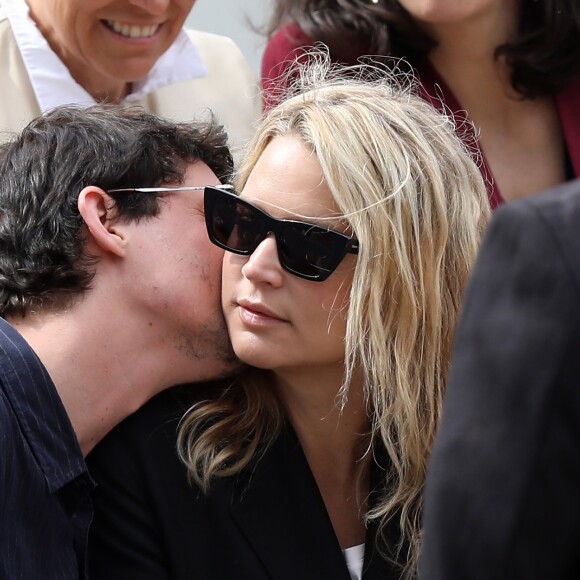 Virginie Efira et Niels Schneider en couple à Roland-Garros le 8 juin 2019. ©Jacovides/Moreau/Bestimage