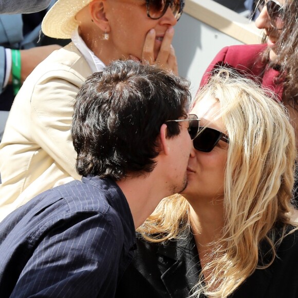 Virginie Efira et Niels Schneider en couple à Roland-Garros le 8 juin 2019. ©Jacovides/Moreau/Bestimage