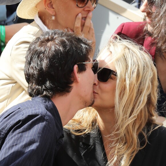 Virginie Efira et Niels Schneider en couple à Roland-Garros le 8 juin 2019. ©Jacovides/Moreau/Bestimage