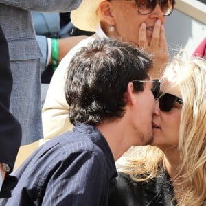 Virginie Efira et Niels Schneider en couple à Roland-Garros le 8 juin 2019. ©Jacovides/Moreau/Bestimage