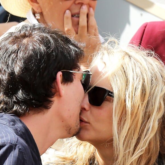 Virginie Efira et Niels Schneider en couple à Roland-Garros le 8 juin 2019. ©Jacovides/Moreau/Bestimage