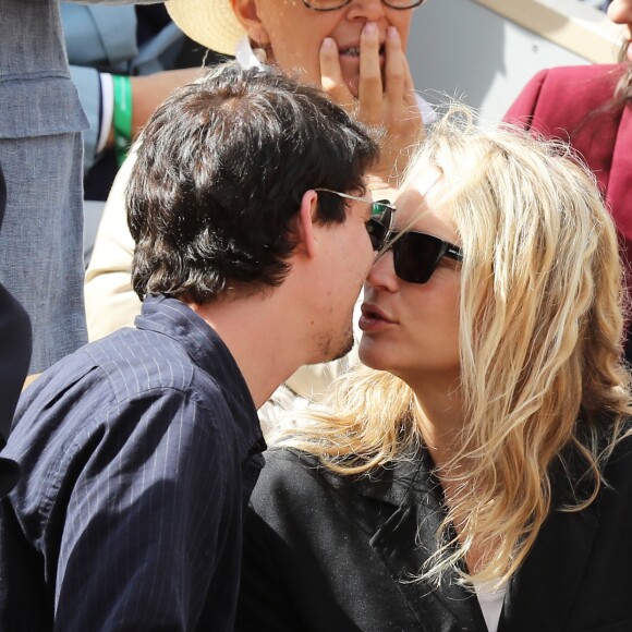 Virginie Efira et Niels Schneider en couple à Roland-Garros le 8 juin 2019. ©Jacovides/Moreau/Bestimage