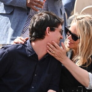 Virginie Efira et Niels Schneider, très amoureux, à Roland-Garros le 8 juin 2019.