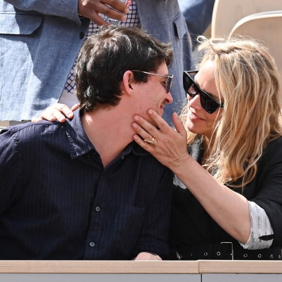 Virginie Efira et Niels Schneider, très amoureux, à Roland-Garros le 8 juin 2019.