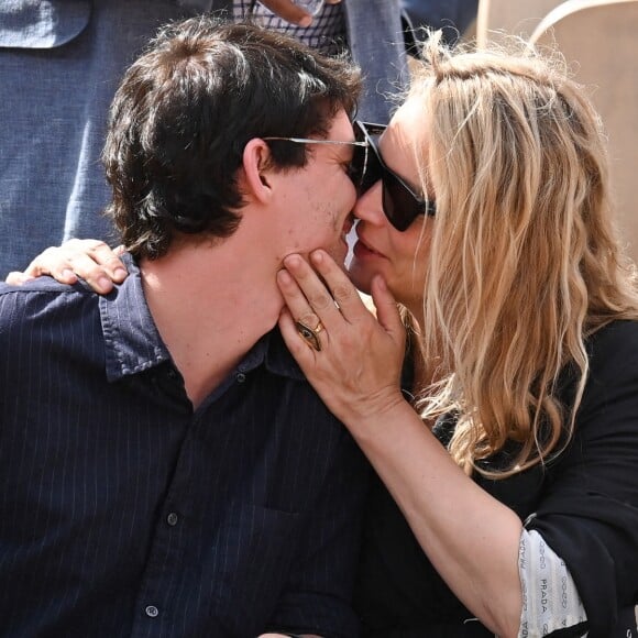 Virginie Efira et Niels Schneider, très amoureux, à Roland-Garros le 8 juin 2019.