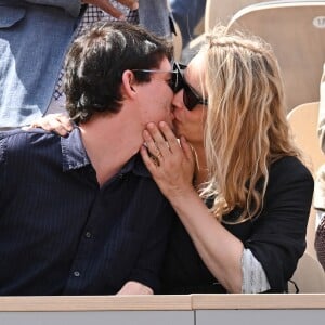 Virginie Efira et Niels Schneider, très amoureux, à Roland-Garros le 8 juin 2019.