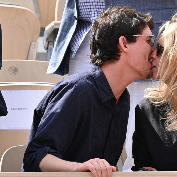 Virginie Efira et Niels Schneider, très amoureux, à Roland-Garros le 8 juin 2019.