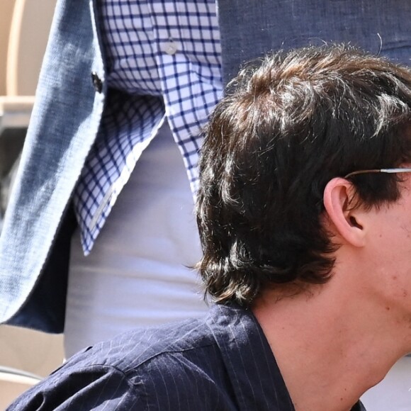 Virginie Efira et Niels Schneider, très amoureux, à Roland-Garros le 8 juin 2019.