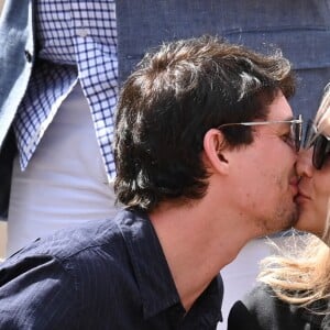 Virginie Efira et Niels Schneider, très amoureux, à Roland-Garros le 8 juin 2019.