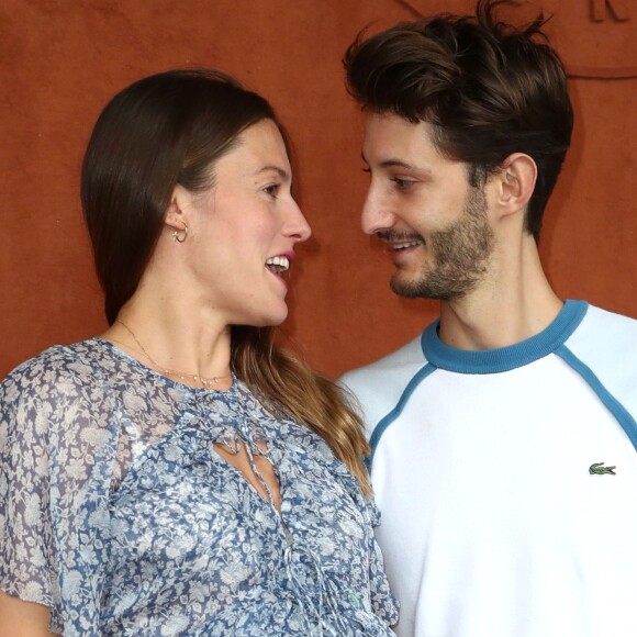 Pierre Niney et sa compagne Natasha Andrews enceinte de leur 2 ème enfant - People au village pour la finale hommes lors des internationaux de France de tennis de Roland Garros 2019 à Paris le 9 juin 2019. © Jacovides - Moreau / Bestimage