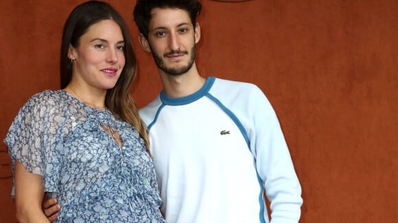 Pierre Niney et Natasha Andrews, enceinte : futurs parents farceurs à Roland