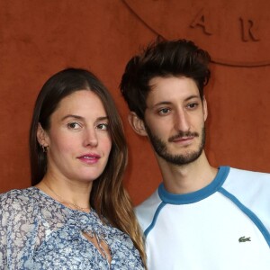 Pierre Niney et sa compagne Natasha Andrews enceinte de leur 2 ème enfant - People au village pour la finale hommes lors des internationaux de France de tennis de Roland Garros 2019 à Paris le 9 juin 2019. © Jacovides - Moreau / Bestimage