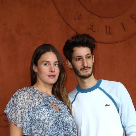 Pierre Niney et sa compagne Natasha Andrews enceinte de leur 2 ème enfant - People au village pour la finale hommes lors des internationaux de France de tennis de Roland Garros 2019 à Paris le 9 juin 2019. © Jacovides - Moreau / Bestimage